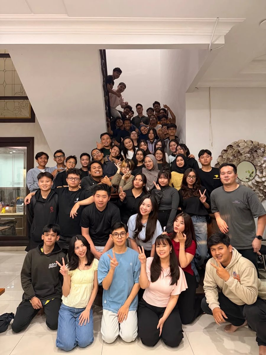 Tim sales Hurricane berfoto bersama di tangga kantor